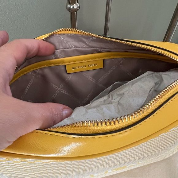 💛💛 beautiful Michael kors crossbody 💛💛 - Picture 4 of 7